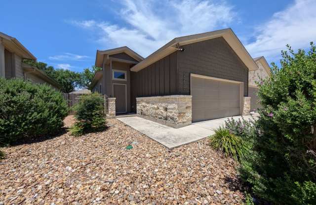 3/2/2 Duplex near Hwy 46 / Fenced Backyard / CISD