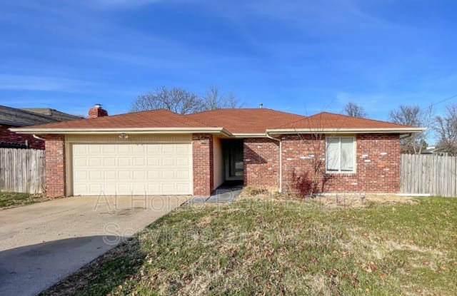 329 E Edgewood - 329 East Edgewood Street, Springfield, MO 65807