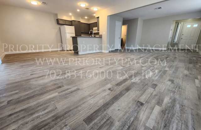 GORGEOUS~UPDATED~ 3 BEDROOM 2 BATH IN THE MATURE LAKES COMMUNITY