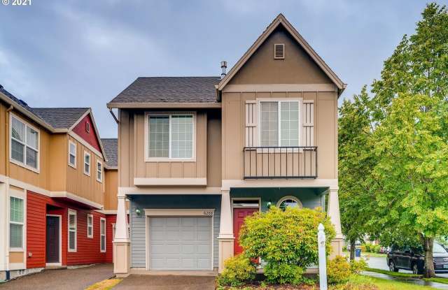 Arbor Vineyard 3 bedroom, 2.5 ba @1548 sf. Small fenced yard, close to Hi-Tech.