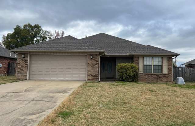 Photo of 1770 Angeline Dr., Conway AR 72032 - Nice 3br 2ba just off E German w/fenced yard  2 car garage