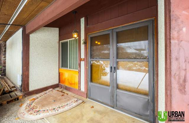 Spacious 2 bedrooms and 1 bathroom Town-home for rent in Spokane Valley