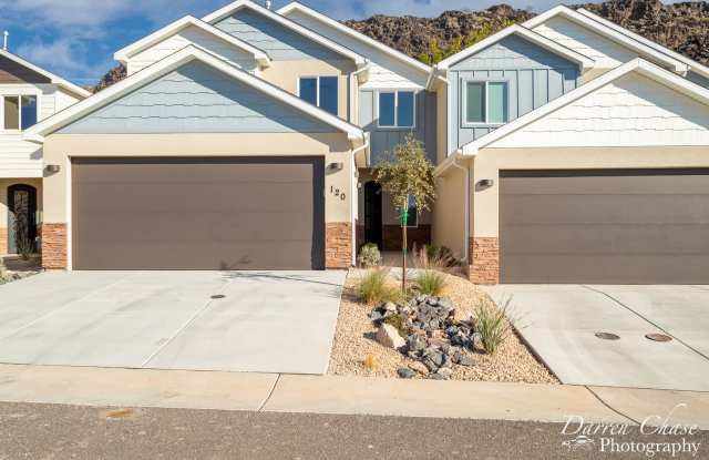 Beautiful!! End unit! 4 bedroom, 2.5 bathroom townhome in Hurricane!