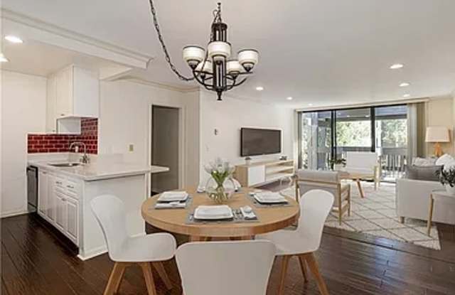 Top Floor 2bd/2ba Condo in the Heart of Playa Del Rey!