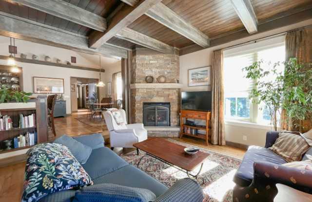 Enjoy Summer/Fall in Historic Breckenridge, Walk to Main Street! Bring your dog! Available September through December 15th!