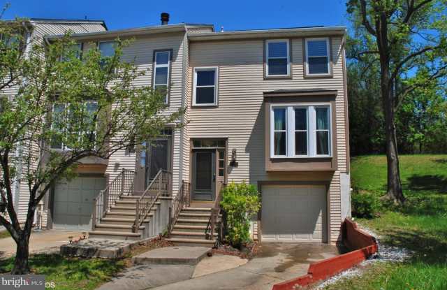 8120 WOODED GLEN COURT