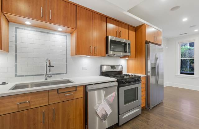 643 West Roscoe Street