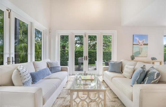 2449 S Bayshore Dr
