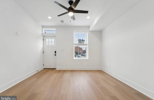 1806 E MOYAMENSING Avenue