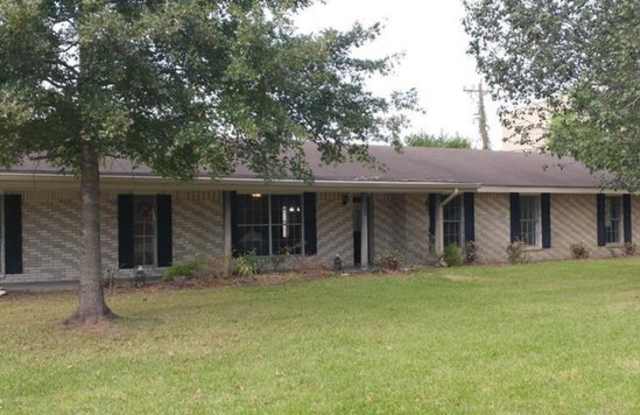 942 Sam Houston Jones Parkway - 942 Sam Houston Jones Parkway, Moss Bluff, LA 70611