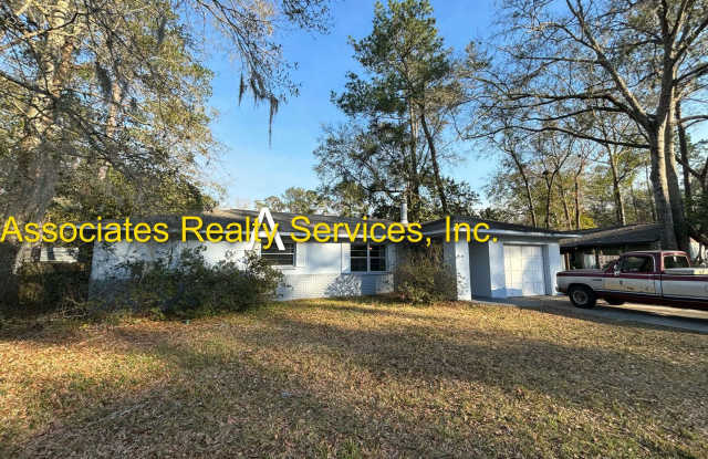 3 Bed/ 2 Bath Single Family Home for rent near Norton Elementary- NEW VINYL FLOORING- TWO WEEKS FREE RENT!! - 4401 Northwest 20th Drive, Gainesville, FL 32605