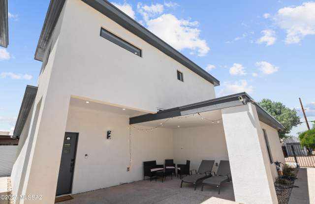 1811 E 10th Street unit: 2