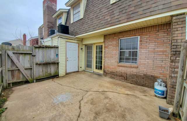 Cute 3 bedroom Townhome in Shawnee!