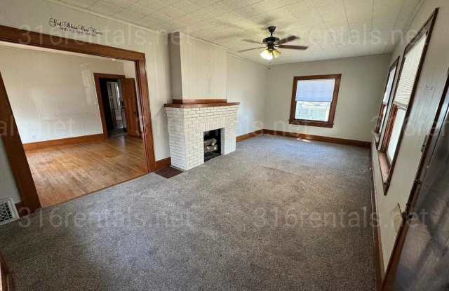 $1,195 - 2 bedroom / 1 bathroom - Single Family Home in College Hill