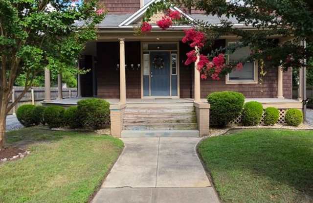 Detached Garage Appt. on Beautiful Camden Ave.