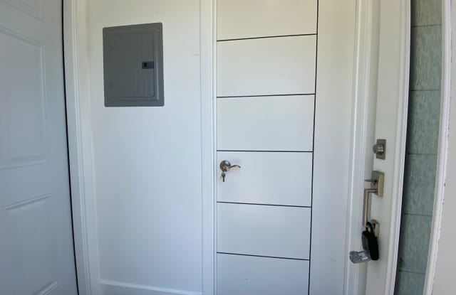 Chic  Private Ground-Level Studio | Private Entrance + Patio