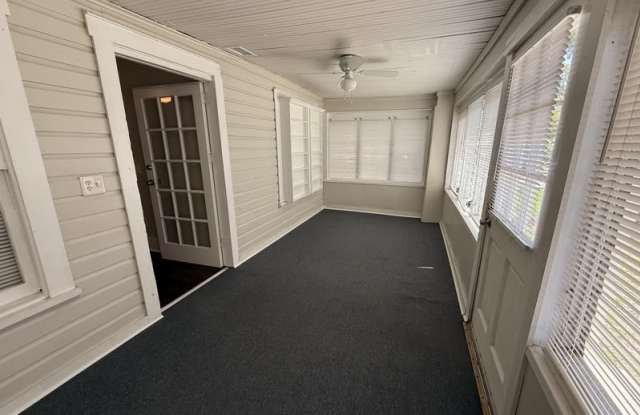 1131 Queen Street North - House