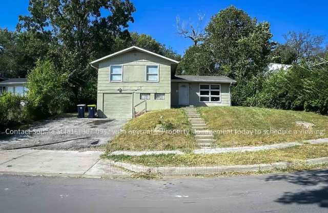 3812 E 47th Ter