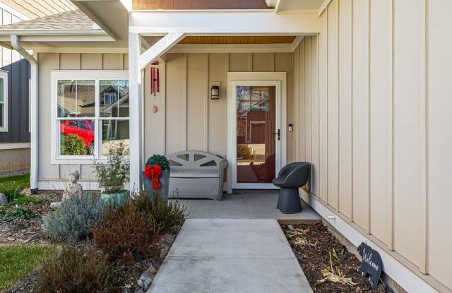 Modern  Fully-Furnished 3-Bedroom Home in Arden with Utilities Included