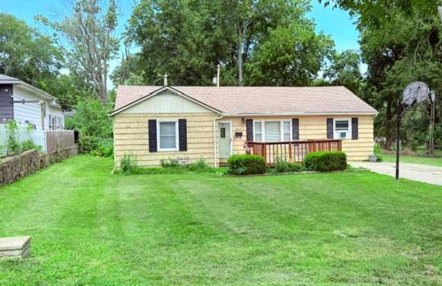 9812 — One-Level Home in Independence with Huge Backyard & Brand-New Carpet