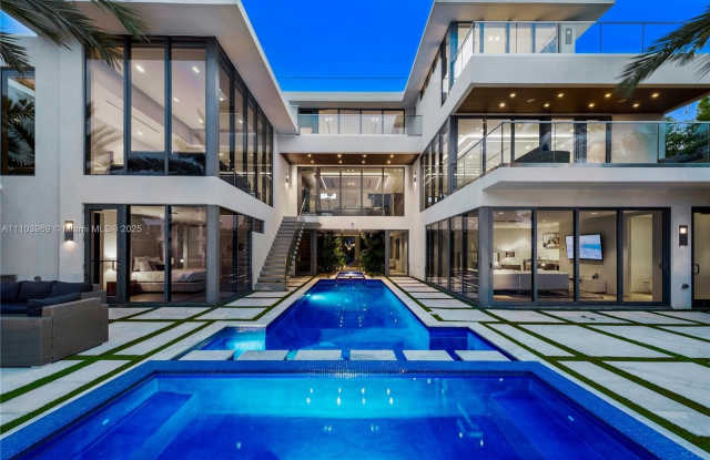 Photo of 440 Mola Ave