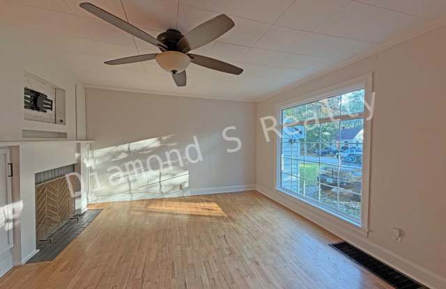 Stunning 2 Bedroom Home Located Near Mercy!