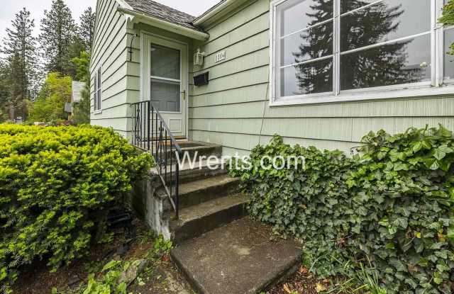 SPACIOUS 4-BEDROOM HOME WITH HUGE FENCED YARD – SPOKANE'S SOUTH HILL
