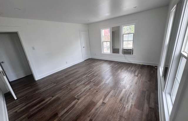 1261 1/2 S Plymouth Blvd