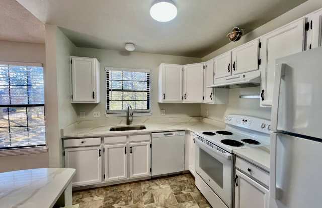 Wonderful Condo In Desirable Lakewood Community