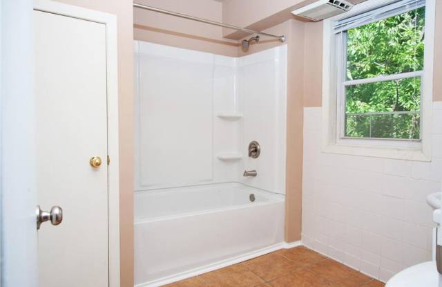 Huge 5 Bedroom- University of Saint Thomas ~ June 2026!