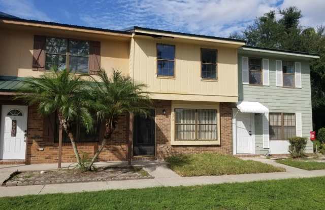 Two-Bedroom Townhome Across from Country Park