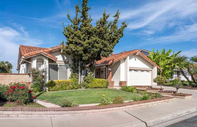 Single-story living with incredible panoramic sunset, mountain, and city light views