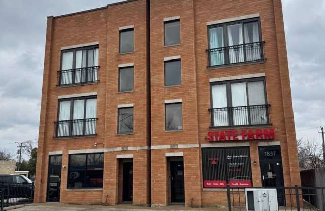 Luxurious, Galewood Penthouse Condo 3BR/2BA