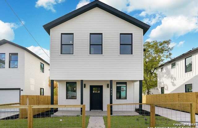Photo of 423 N Mesquite St