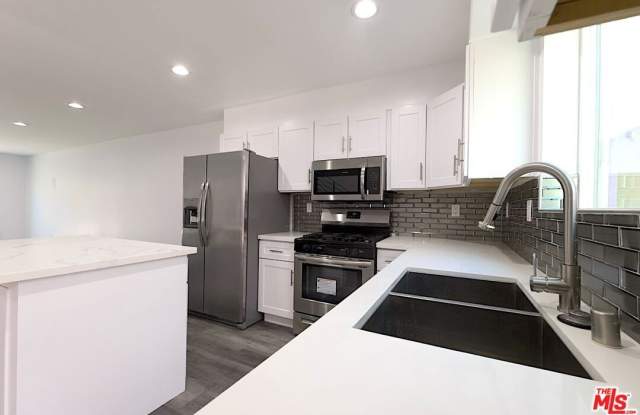 Photo of 17610 Sherman Way unit: 3