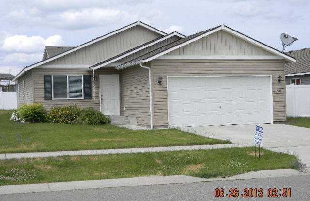 SINGLE FAMILY HOME IN THE LANDINGS