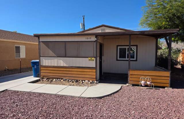 Cute and Clean- 1 bedroom/1 bath home with AZ room in Central BHC