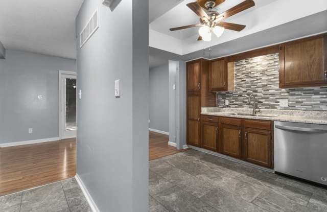 561 NW Valleybrook Rd