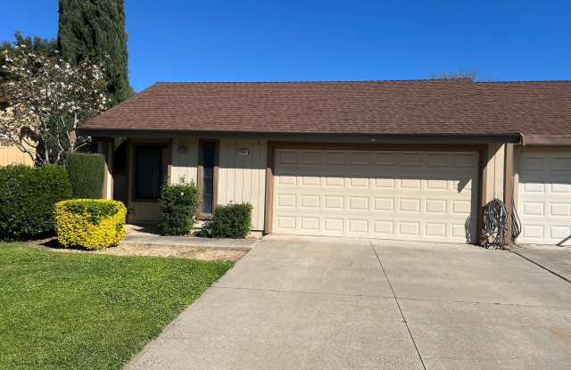 Lovely Duplex Next To Dining, Shopping, and More.