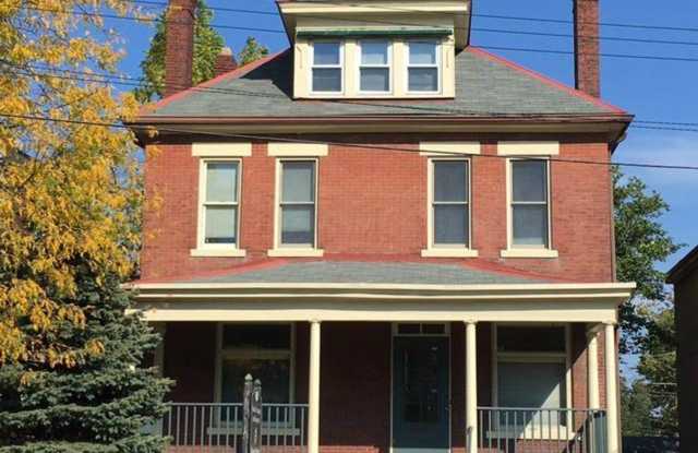 Huge Brick House! Free Parking!