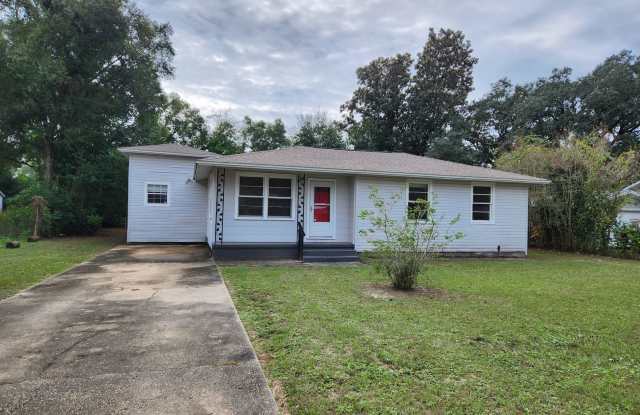 205 Henry Street Pensacola, FL 32507 MOVE IN SPECIAL: HALF OFF first full month of rent!!!