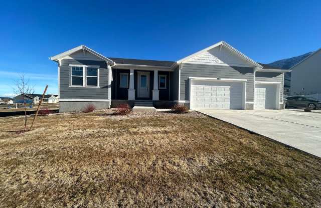 3 Bedroom 2 Bathroom -Upstairs Apartment-Saddlebrook Dr. Santaquin