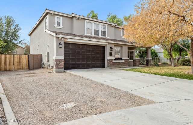 2537 E Ivanhoe Court