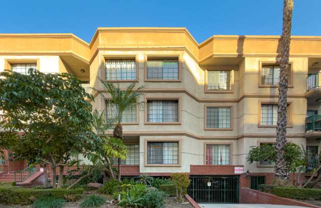 Spacious 3BR Condo in Downtown Glendale!