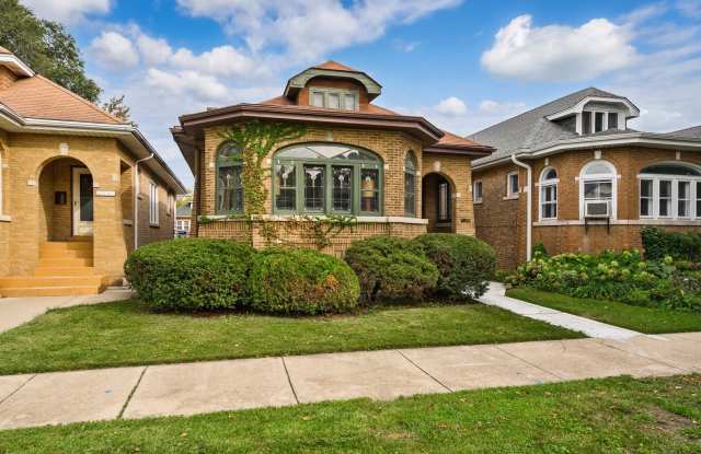 Photo of 6739 N Rockwell Street