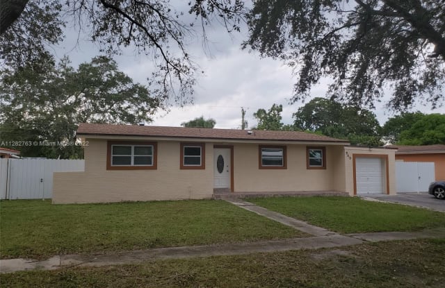 949 SW 49th Ave - 949 Southwest 49th Avenue, Plantation, FL 33317