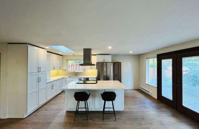 Tastefully Remodeled Bungalow, Just 2 Blocks From the Seattle/BI Ferry!