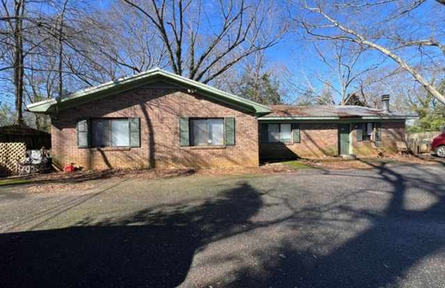 Photo of 2 bed 1 bath duplex on Barber St.