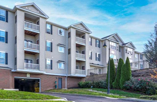 Pointe at River Glen