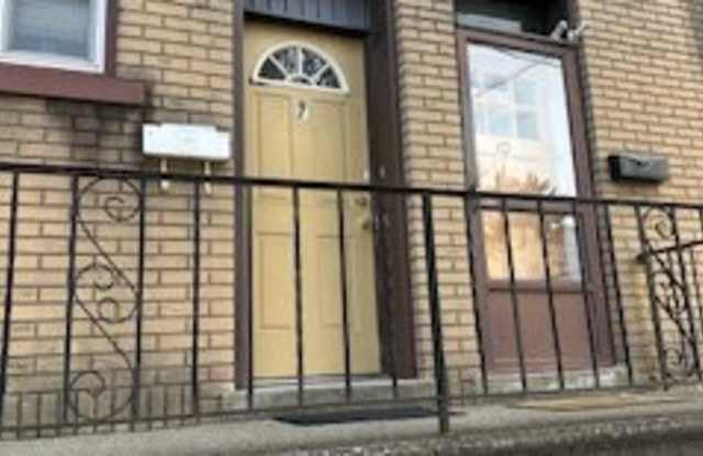 7 W North St
